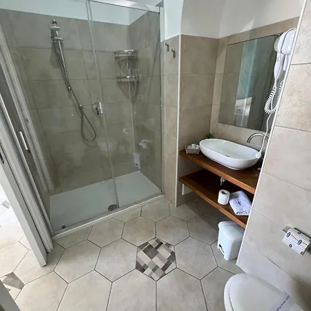 Don Ugo Luxury 4* טרופאה